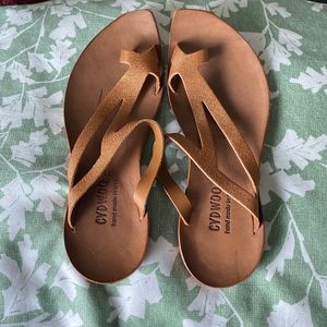 CYDWOQ FENCE SANDALS